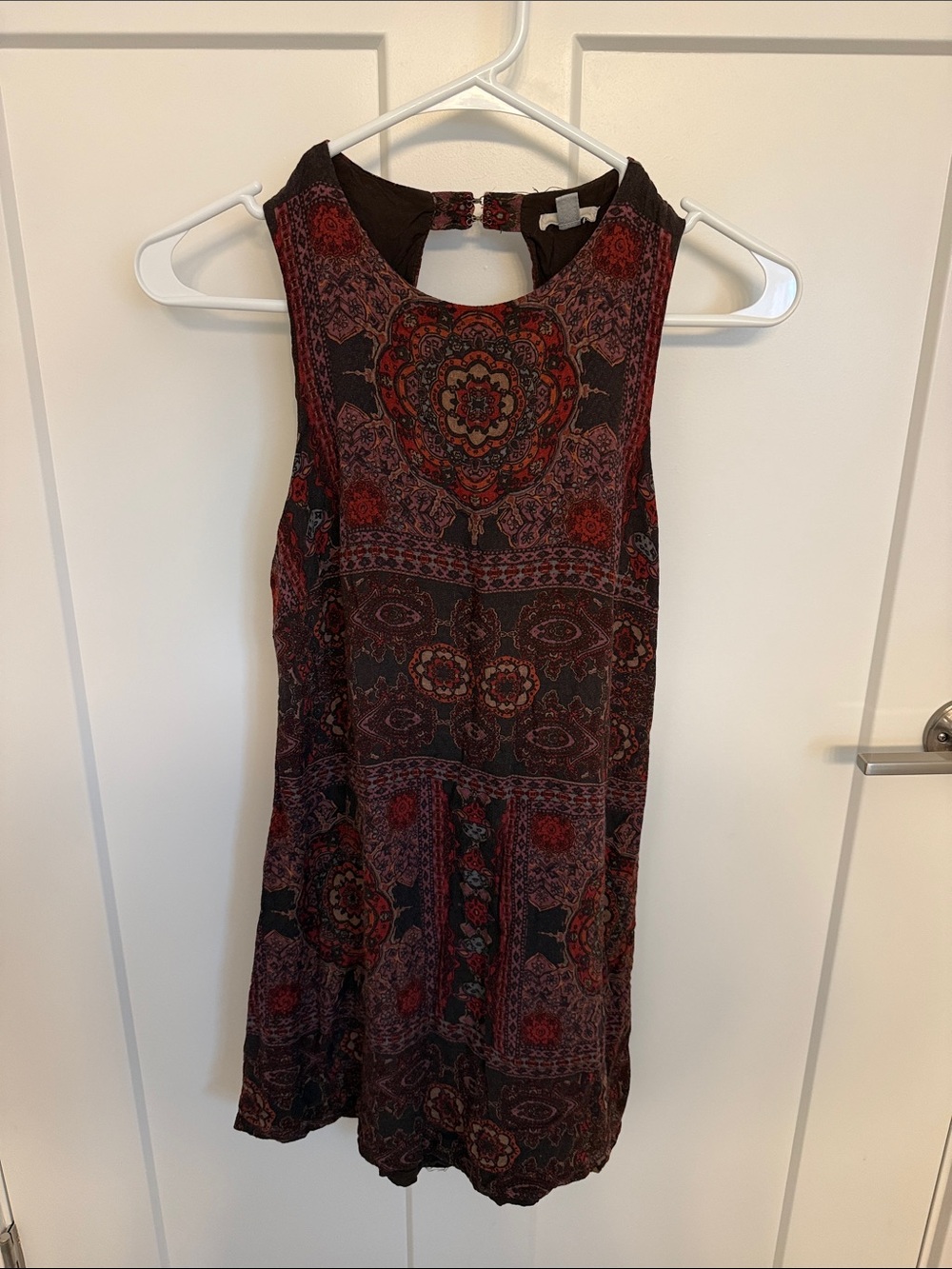 Ecote Sleeveless Paisley A-Line Dress in Black and Red